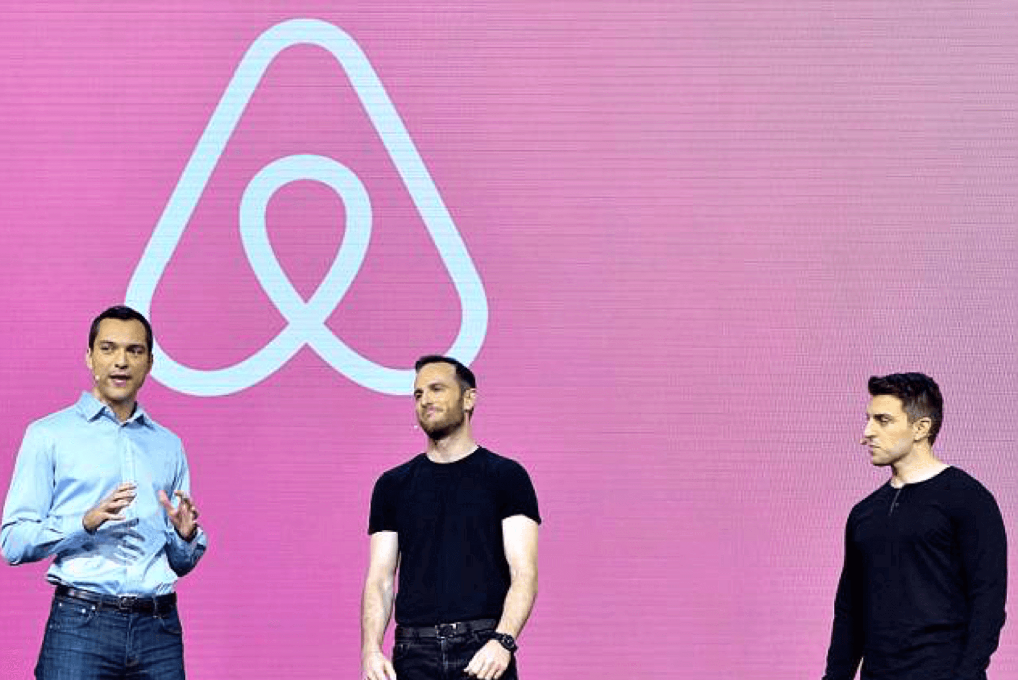 An in-depth guide on what investors want to see in a pitch deck with examples